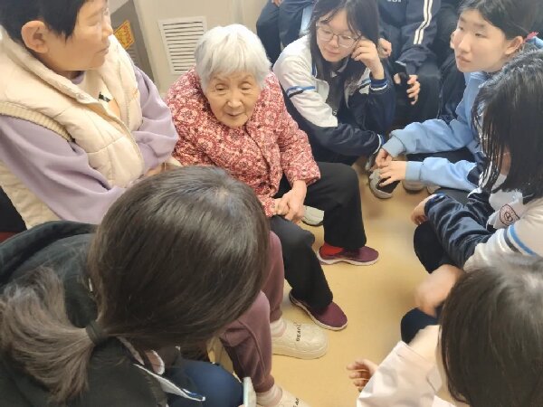 球王会(中国)服装专业师生开展“学雷锋、献爱心，尊老敬老送温暖”志愿服务活动